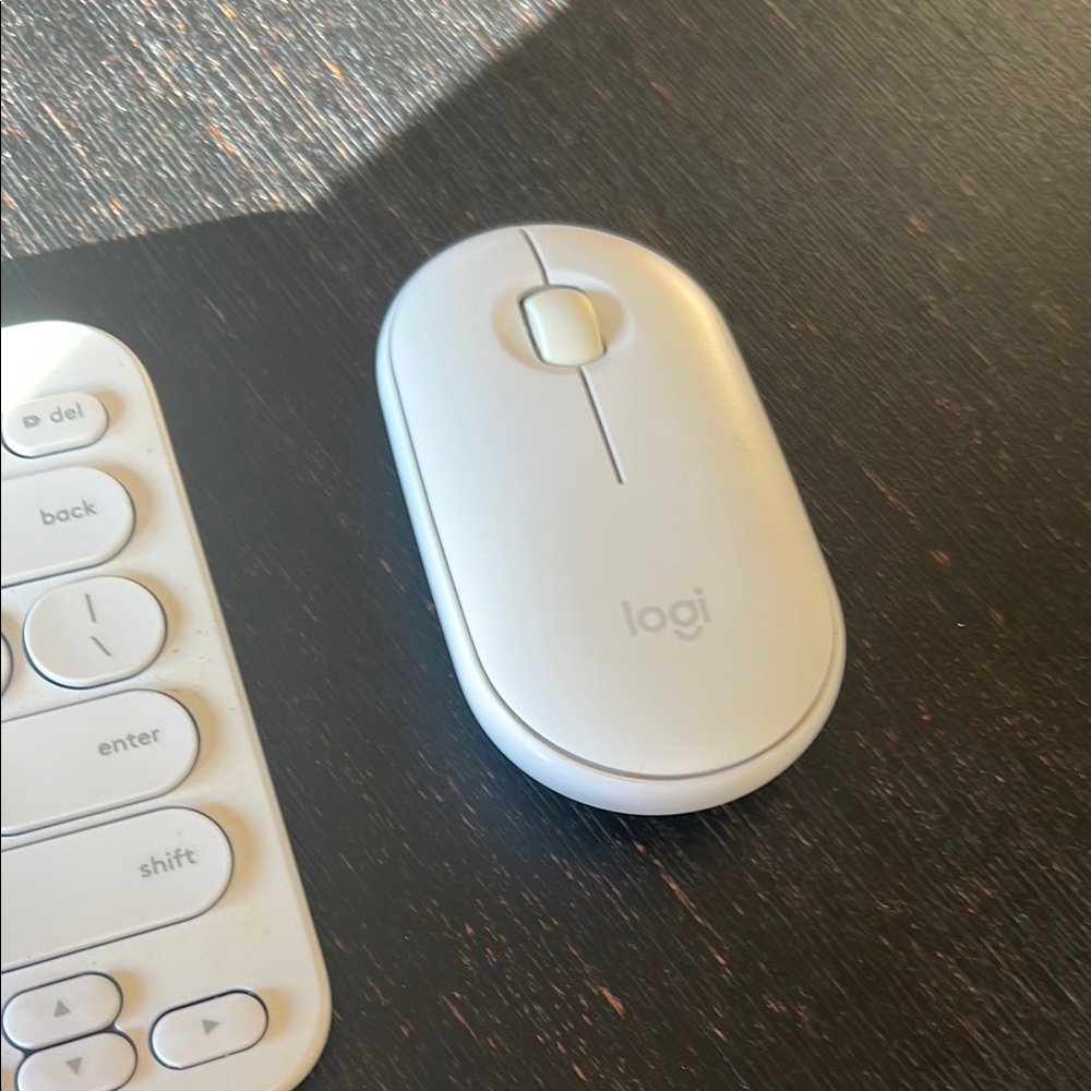 Logitech Pebble White Wireless Mouse